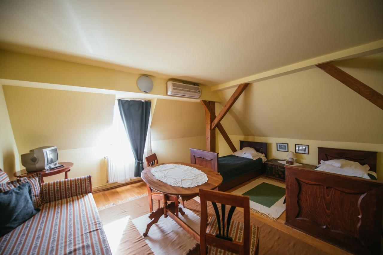 Voeroes Guest House Tîrgu Secuiesc المظهر الخارجي الصورة