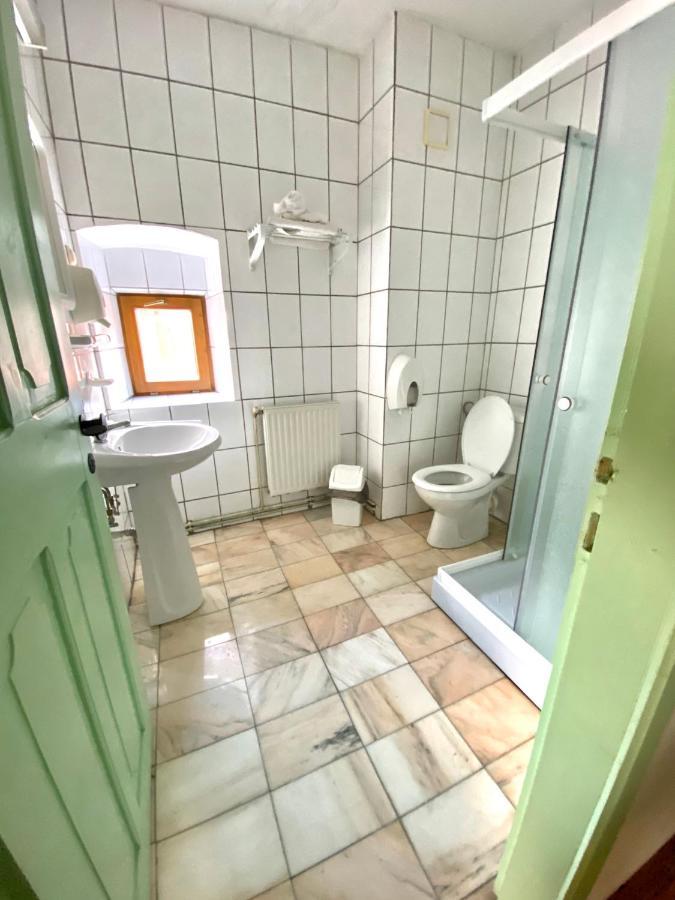 Voeroes Guest House Tîrgu Secuiesc المظهر الخارجي الصورة